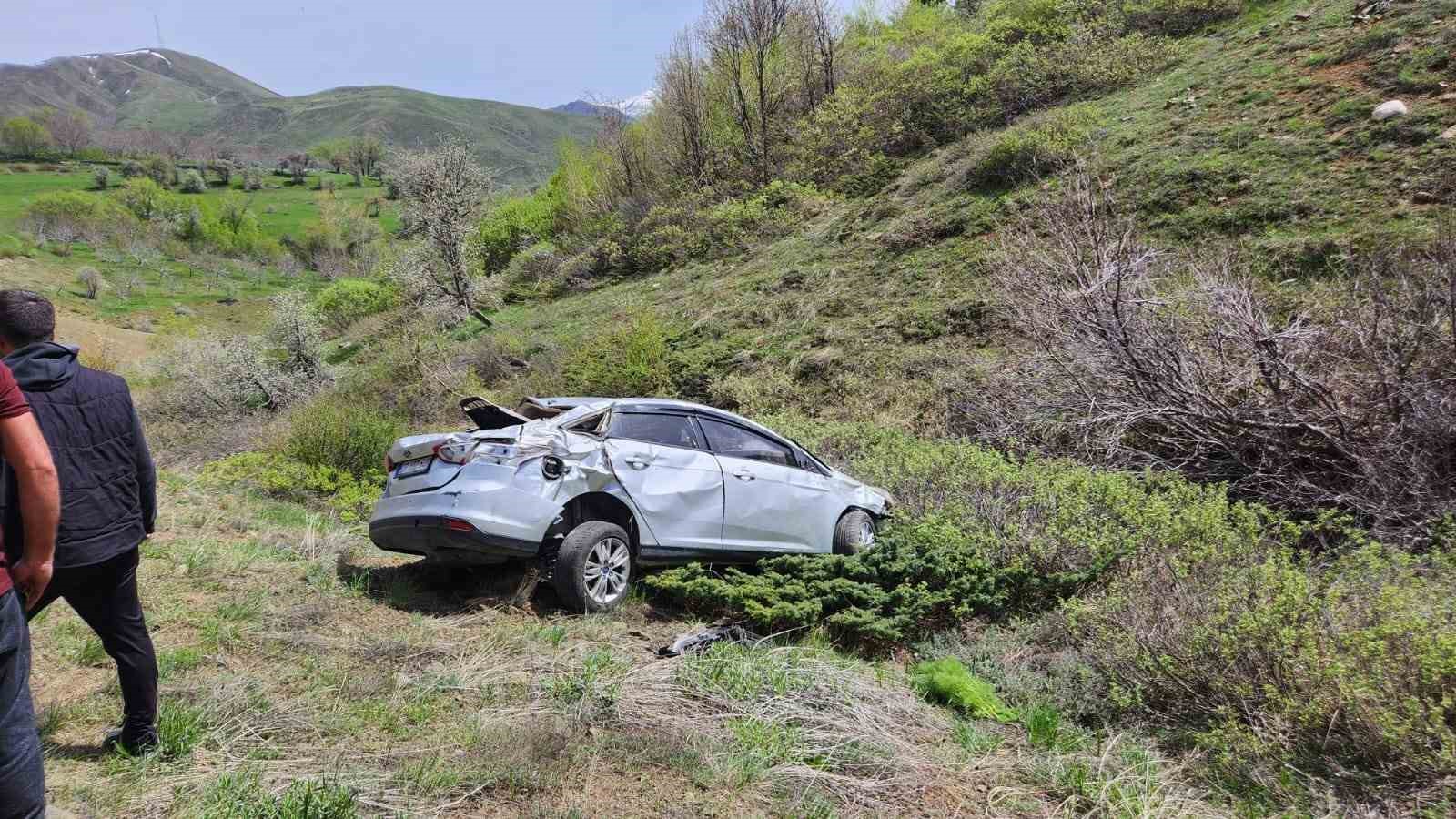 Otomobil yaklaşık 50 metrelik uçurumdan taklalar atarak yuvarlandı