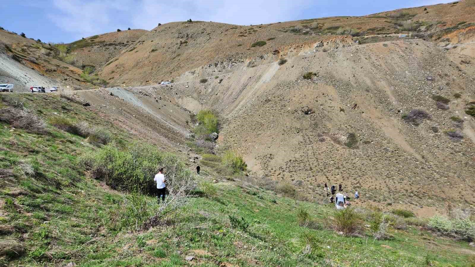 Otomobil yaklaşık 50 metrelik uçurumdan taklalar atarak yuvarlandı