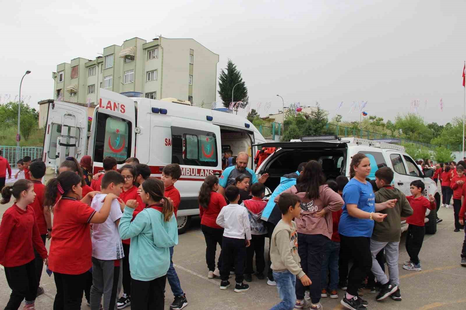 Afet durumunda sahada görev alan ekipleri tanıdılar