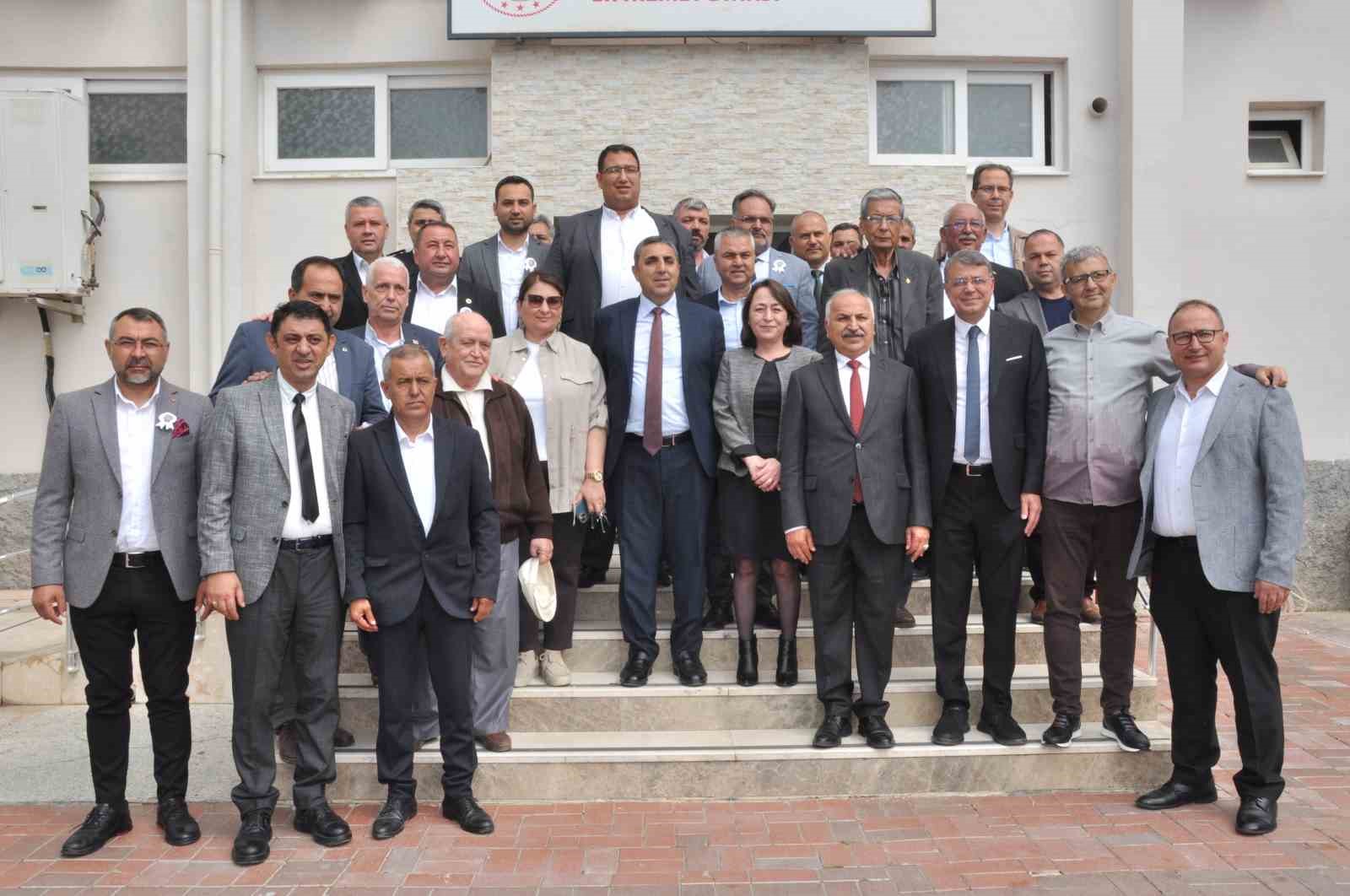 Silifke’de bayramlaşma programında şeker yerine çilek ve erik ikram edildi