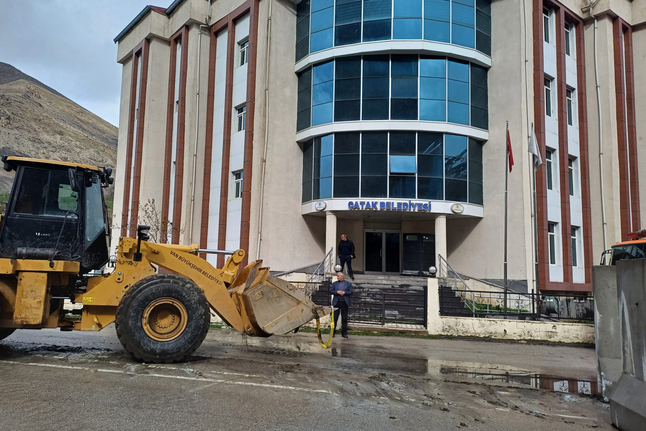 Çatak Belediyesinin önündeki beton bloklar kaldırıldı