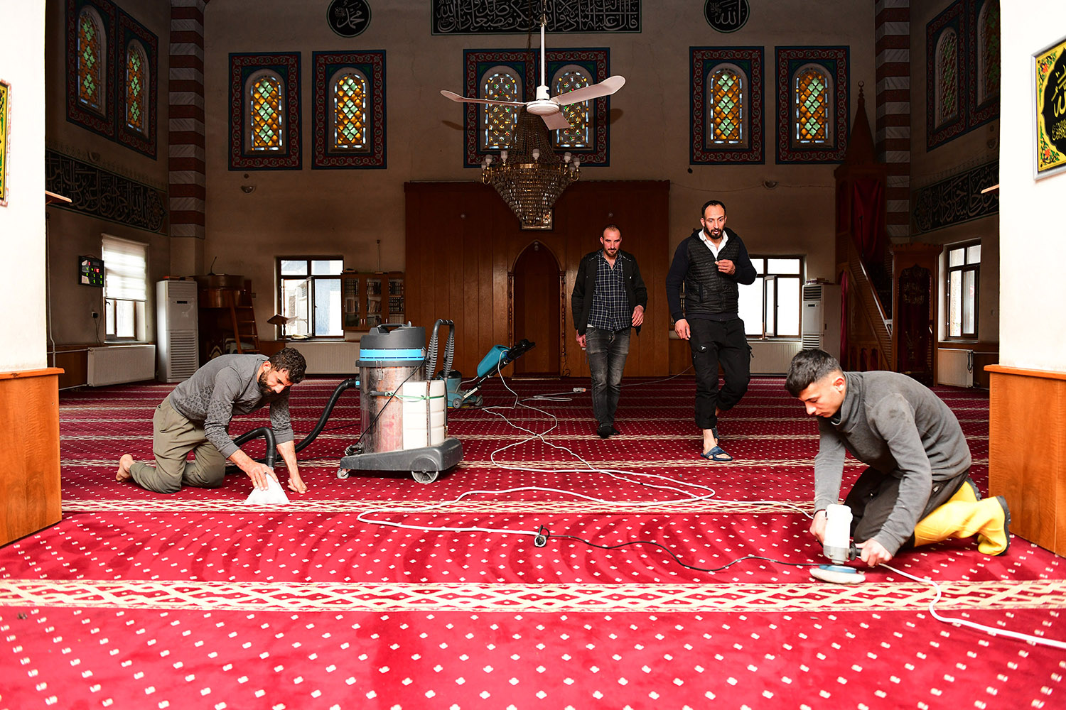 Çatak’ta bayram öncesi camiler temizlendi