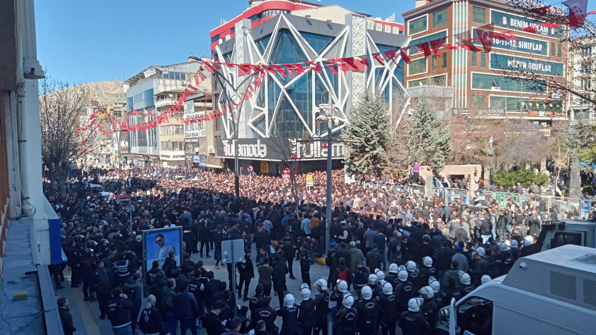 DEM Parti heyeti Van’da yürüyüş yaptı