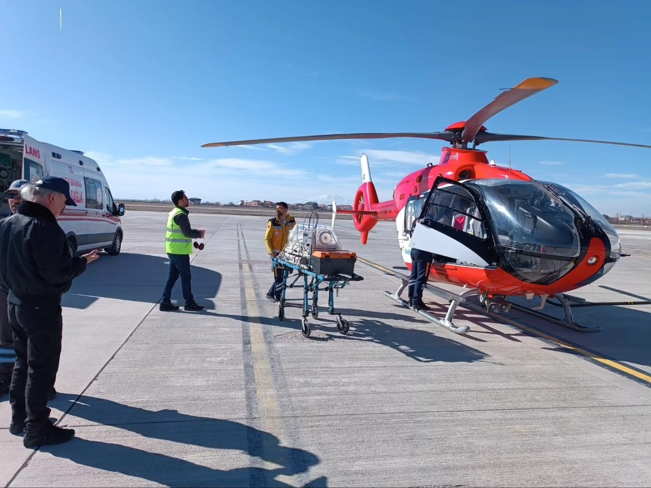 Yenidoğan bebek helikopterle Van’a sevk edildi