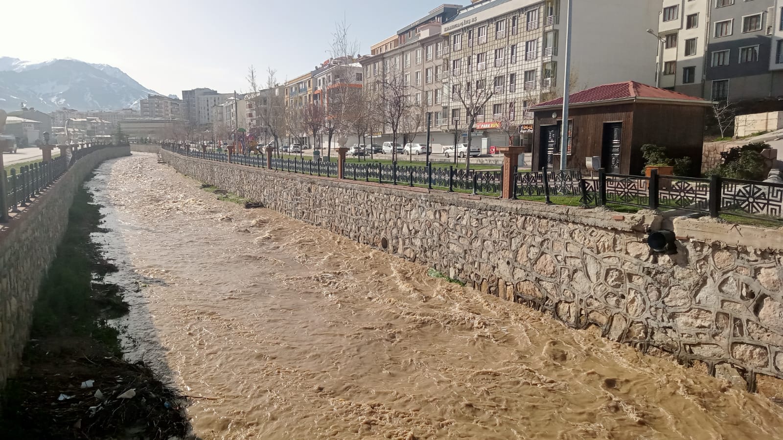 Eriyen Karlar Akköprü Deresi’ni Coşturdu