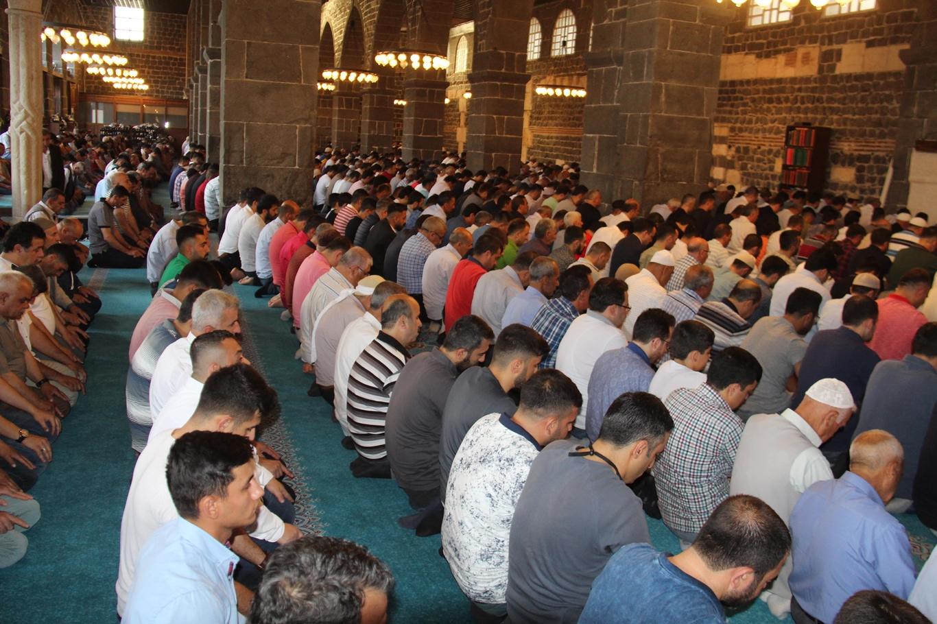 Van ve ilçelerinde bayram namazı saat kaçta kılınacak?