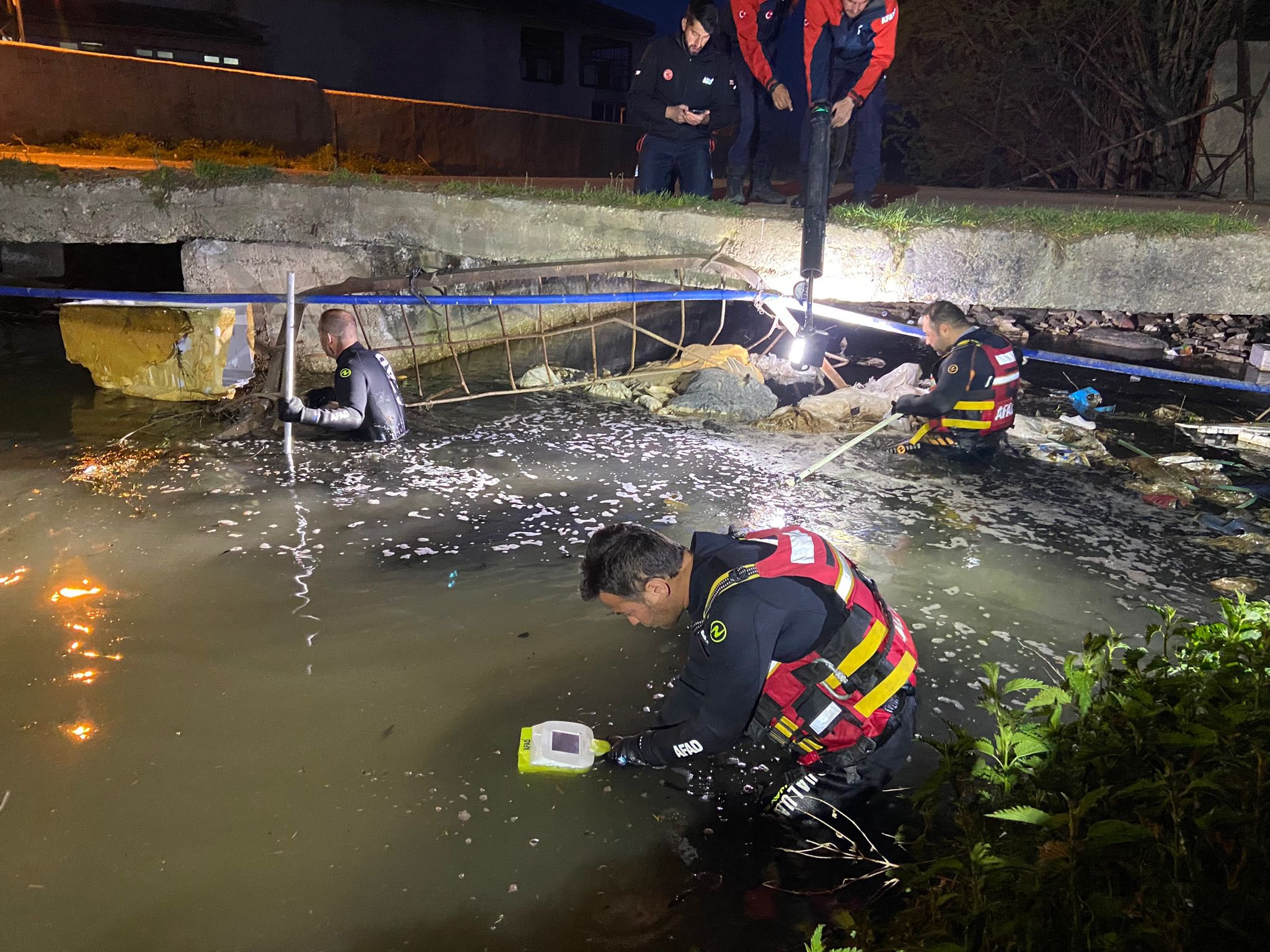 Van’da 2 yaşındaki çocuğun akarsuya düştüğü ihbarını alan ekipler harekete geçti!