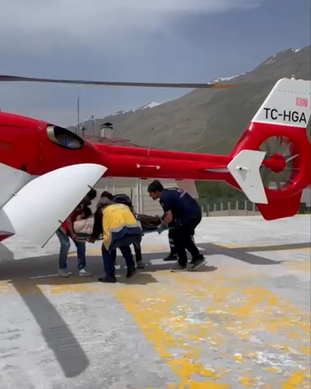 Van’da hamile kadının imdadına ambulans helikopter yetişti