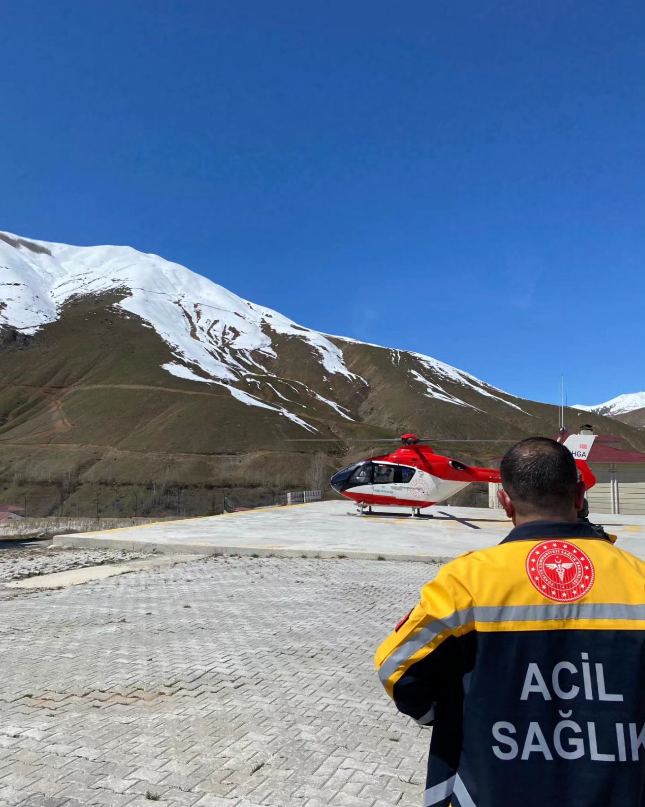 Van’da helikopter genç hasta için havalandı