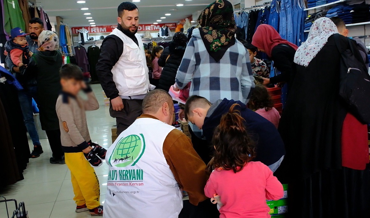 Van’da ihtiyaç sahibi yüzlerce çocuk giydirildi