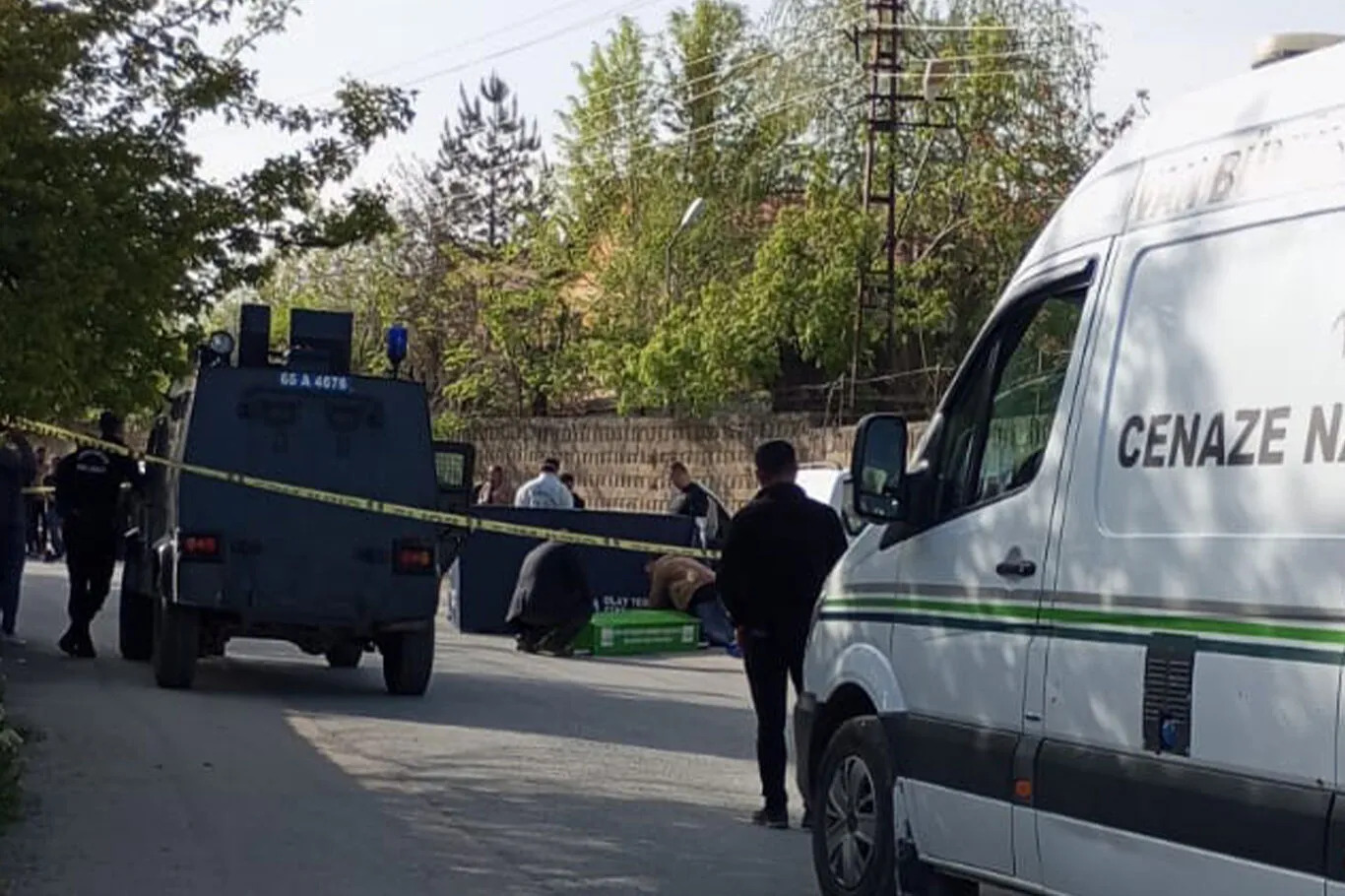 Van’da park halindeki araçtan ceset çıktı!