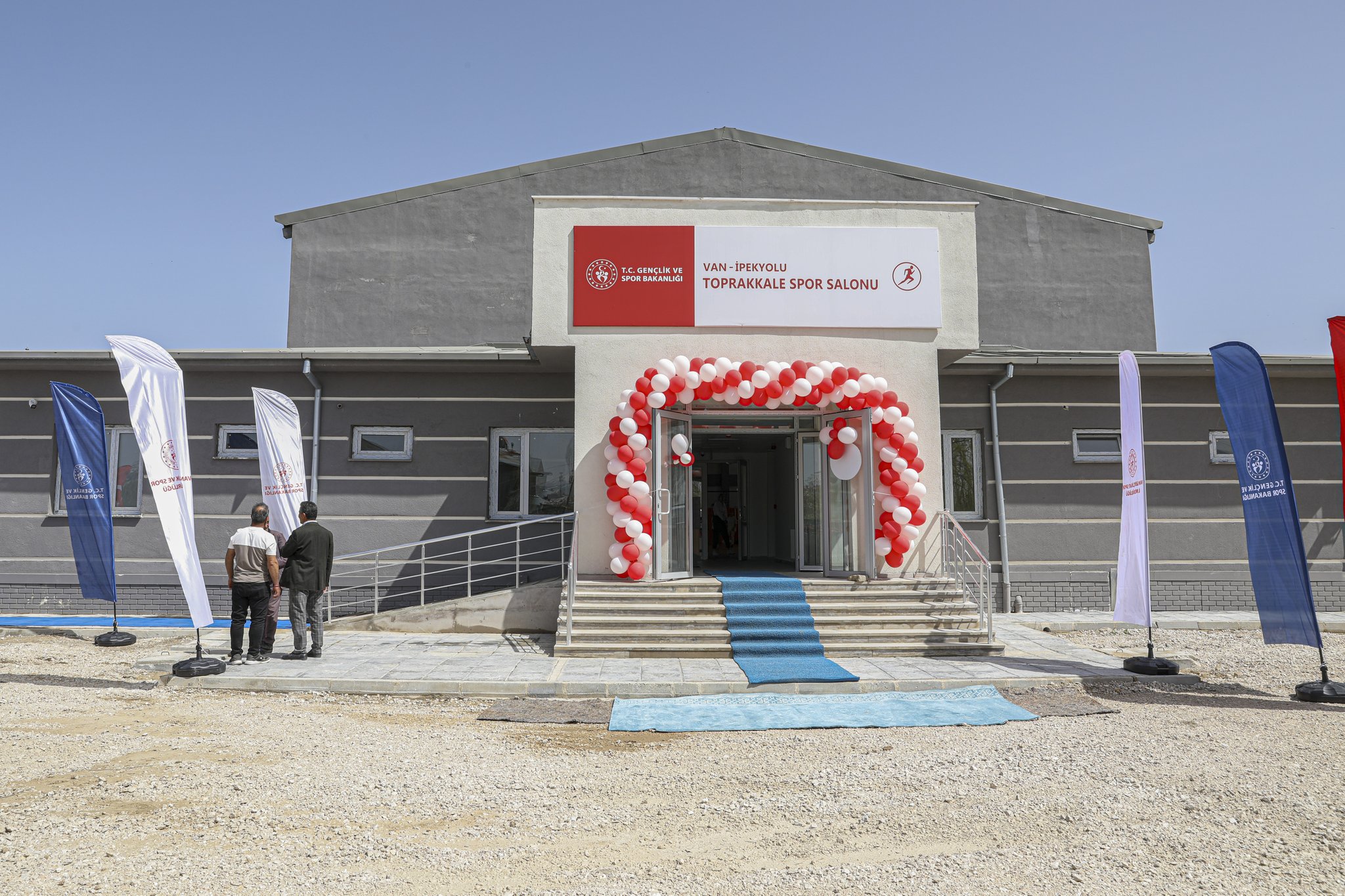 Van’da yüzme havuzu ve kapalı spor salonu hizmete açıldı