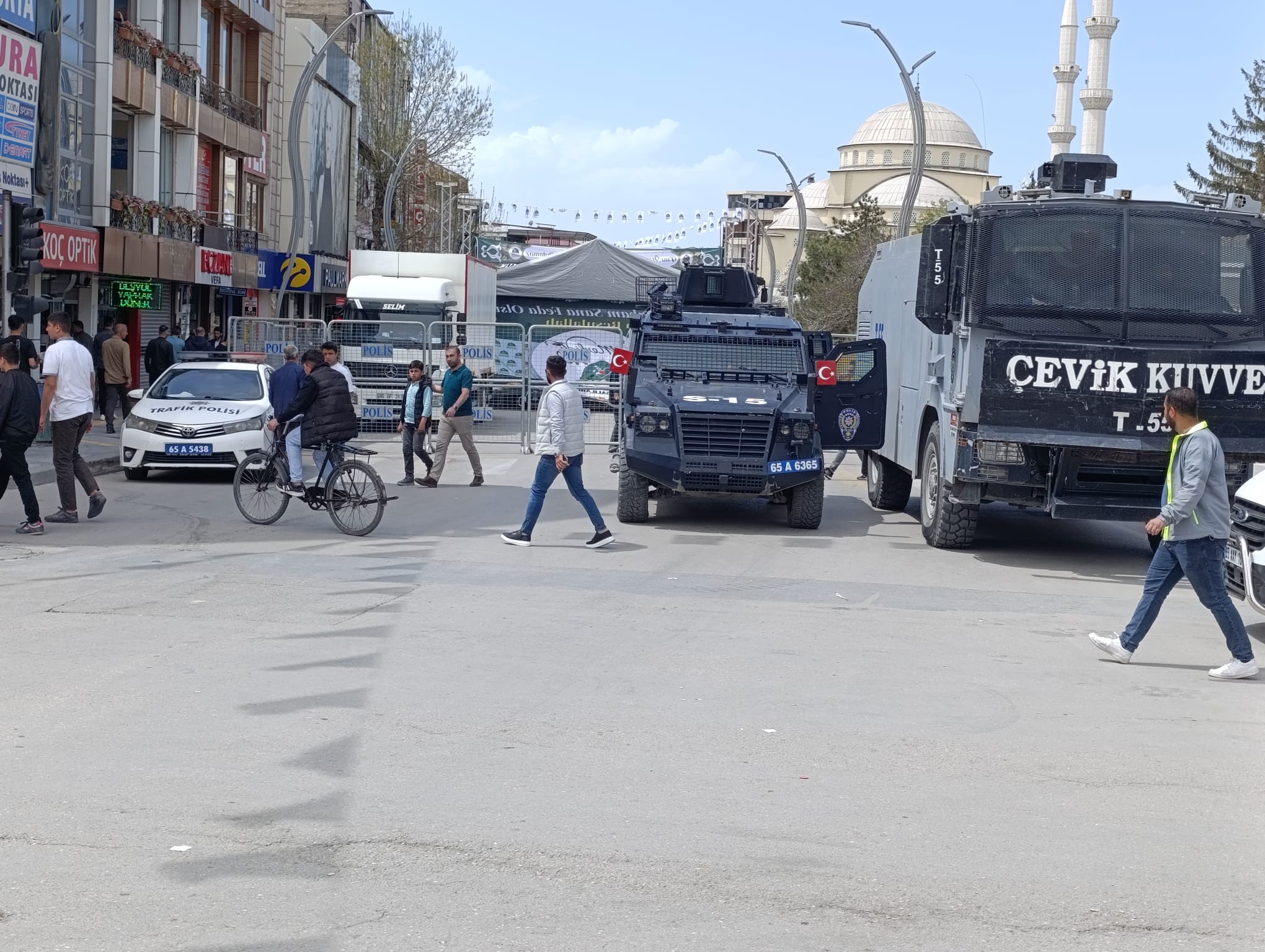 Van’ın işlek caddesi trafiğe kapatıldı!