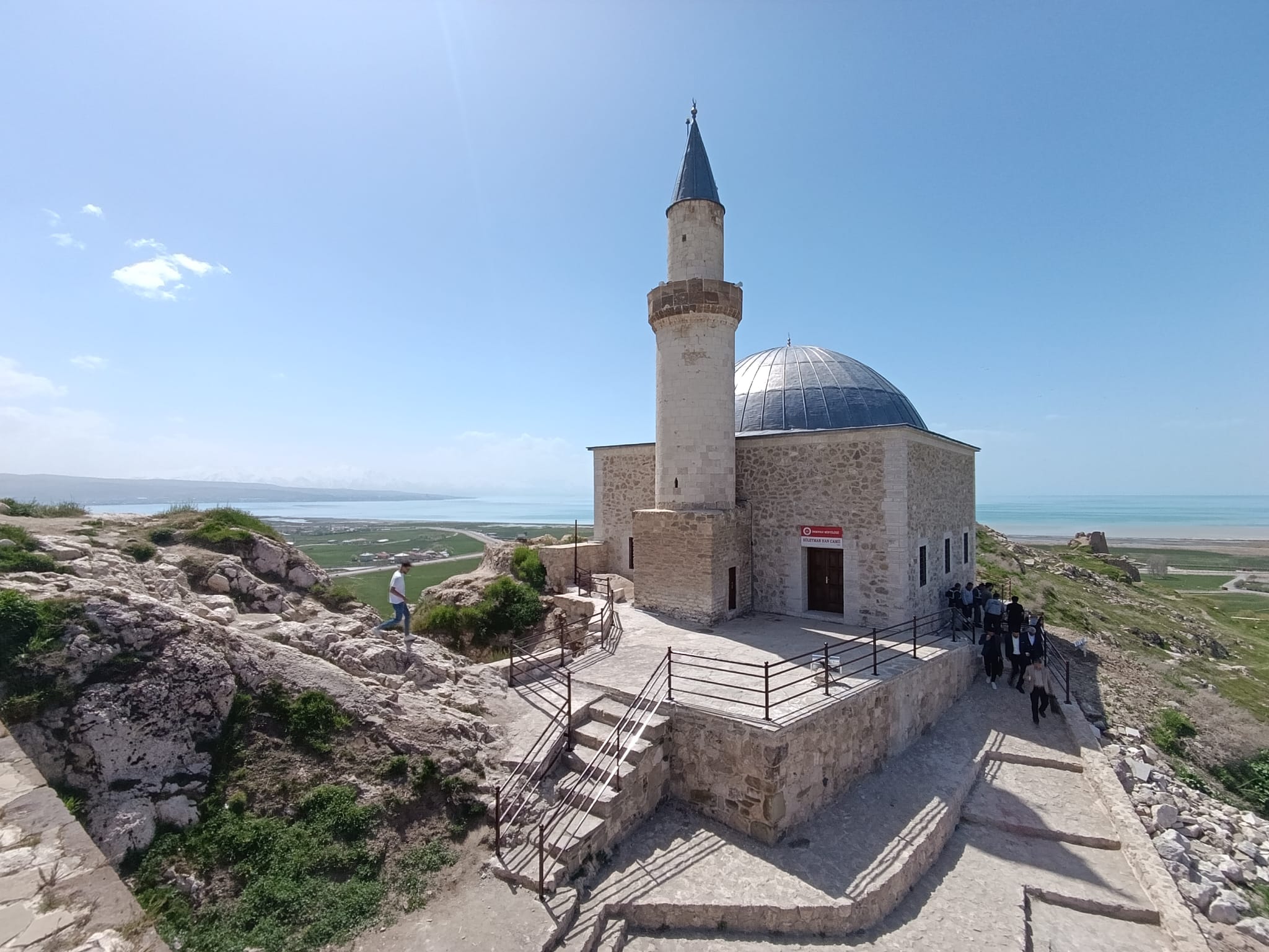 Van’ın tarihi camisi yeniden ibadete açıldı!