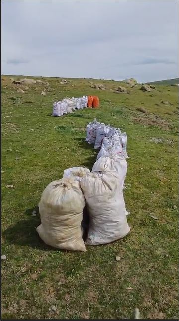 Vanlı duyarlı vatandaş 5 saatte 28 torba çöp topladı