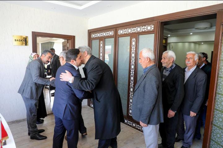 Göreve Başlayan Gürpınar Belediye Başkanı Ertaş, Tebrikleri Kabul etti