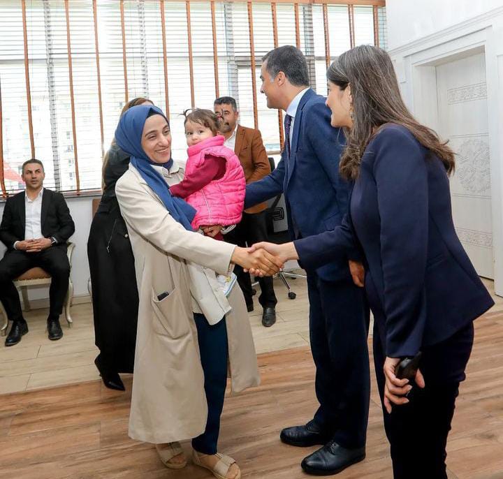 SMA hastası Sena bebeğin ailesinden Van Büyükşehir Belediyesi Eş Başkanlarına Teşekkür