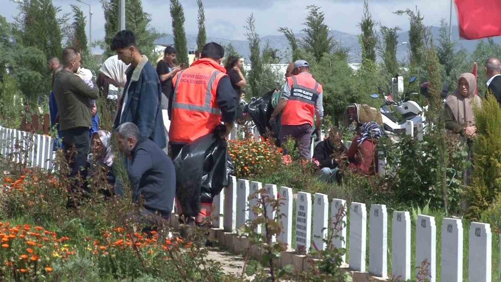 Acı dolu yürekleriyle görevlerinin başındalar