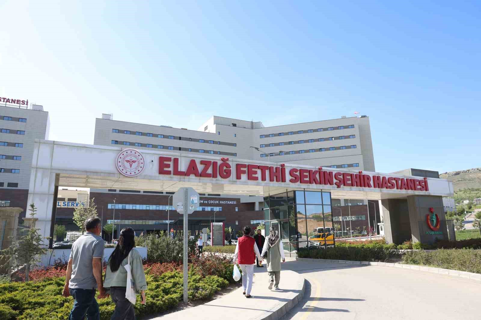 Kavgayı ayırmaya çalışan yaşlı adam, yüzünden bıçaklandı