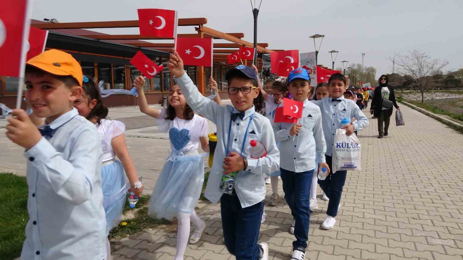400 öğrenci yürüyüş yapıp sahilde kitap okudu
