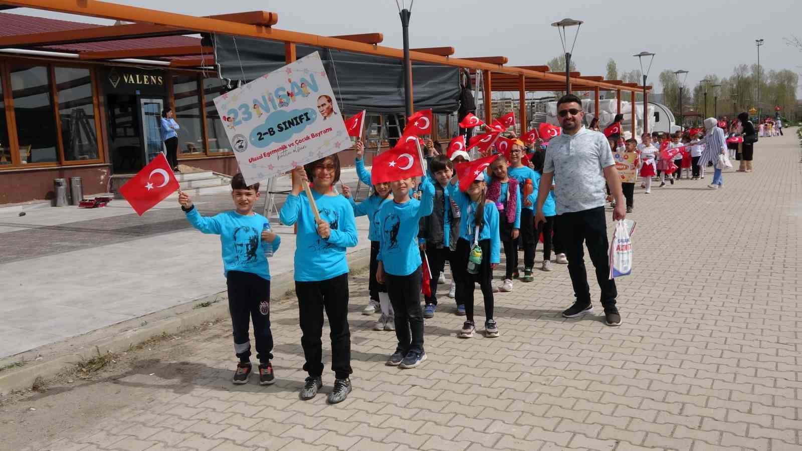 400 öğrenci yürüyüş yapıp sahilde kitap okudu
