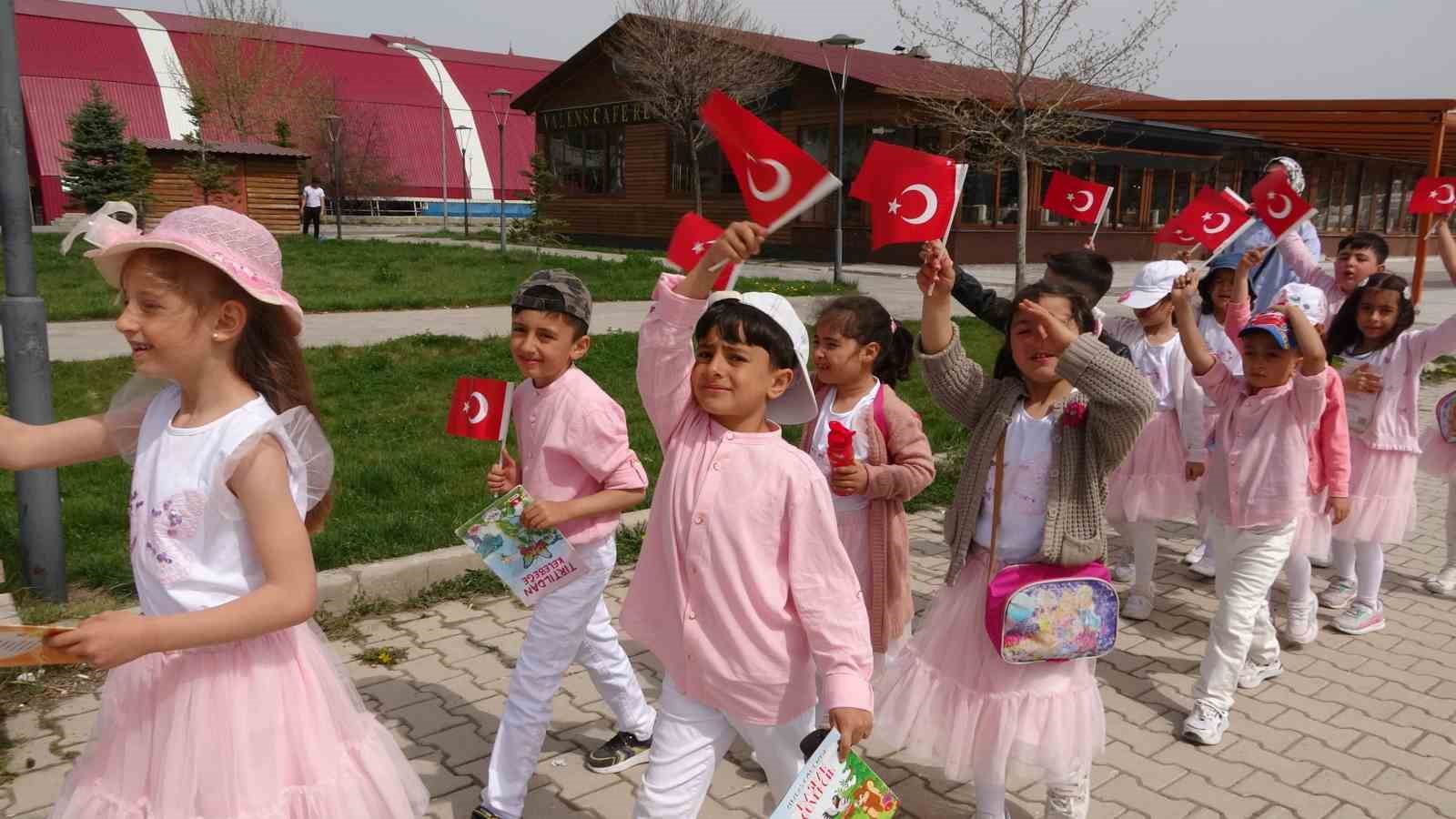 400 öğrenci yürüyüş yapıp sahilde kitap okudu