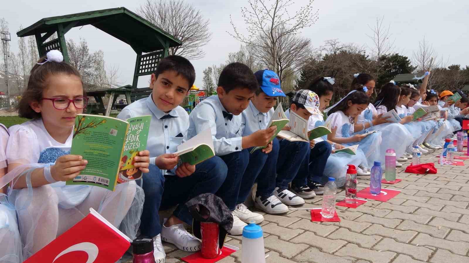 400 öğrenci yürüyüş yapıp sahilde kitap okudu