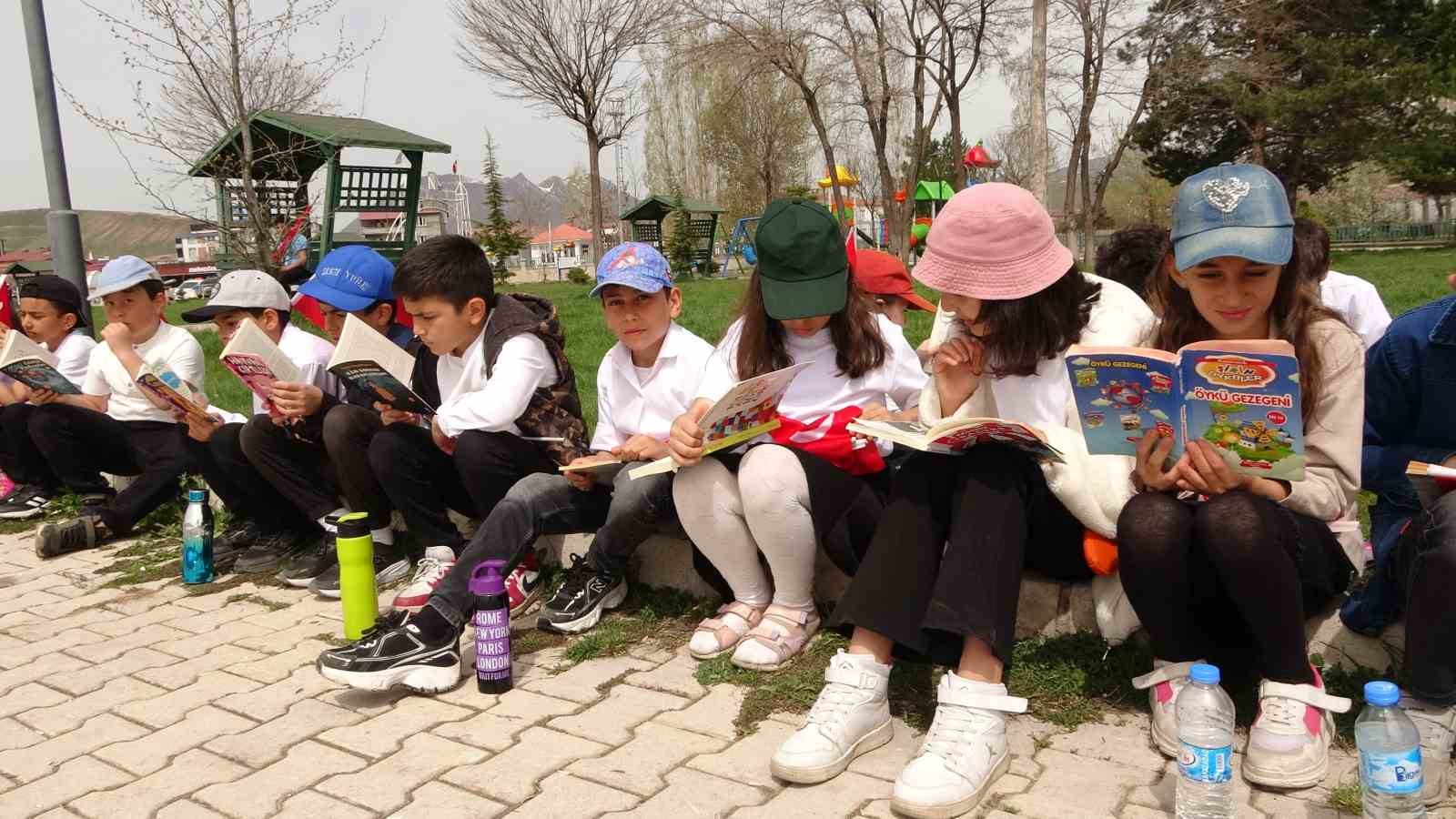 400 öğrenci yürüyüş yapıp sahilde kitap okudu