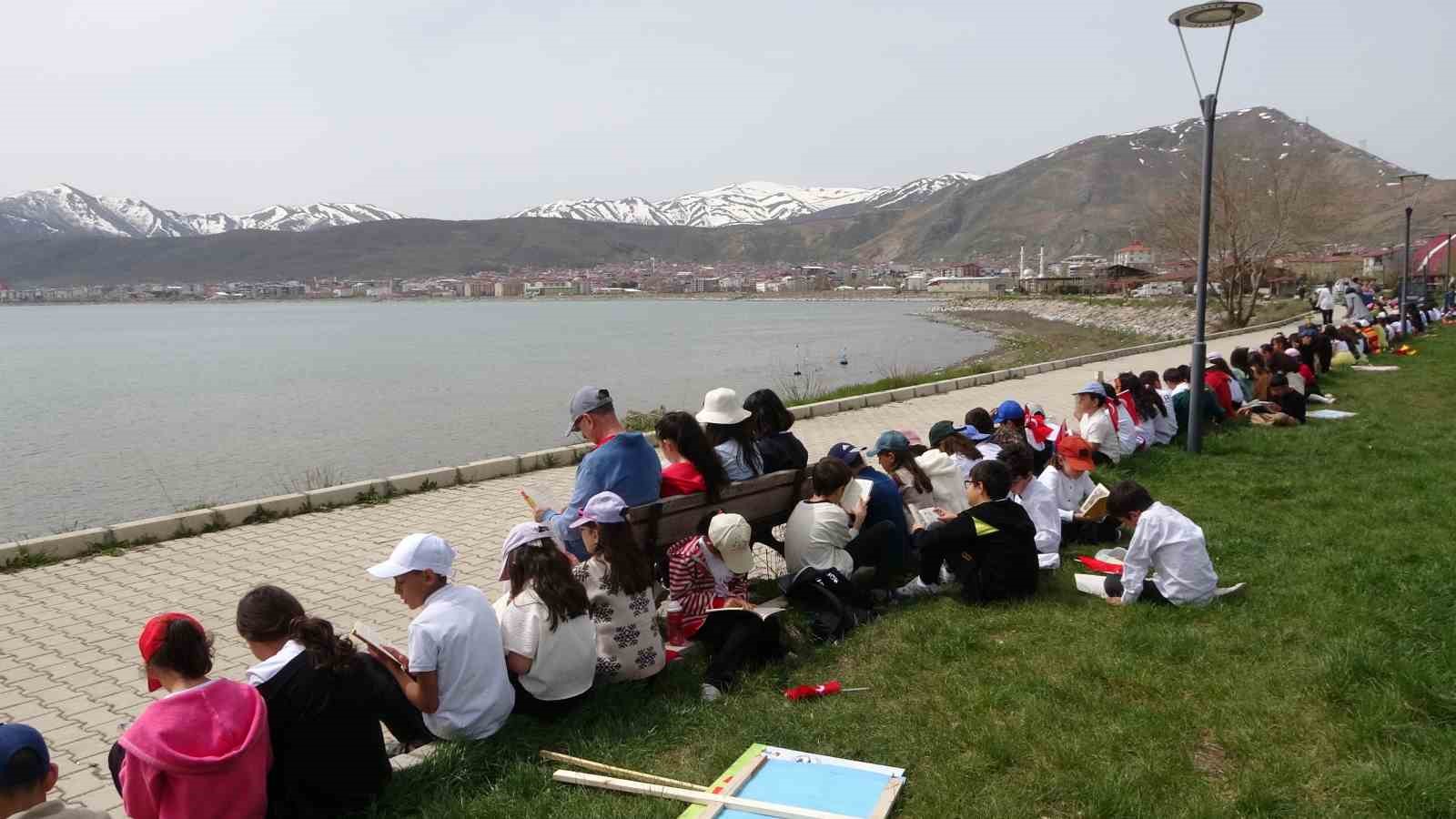 400 öğrenci yürüyüş yapıp sahilde kitap okudu
