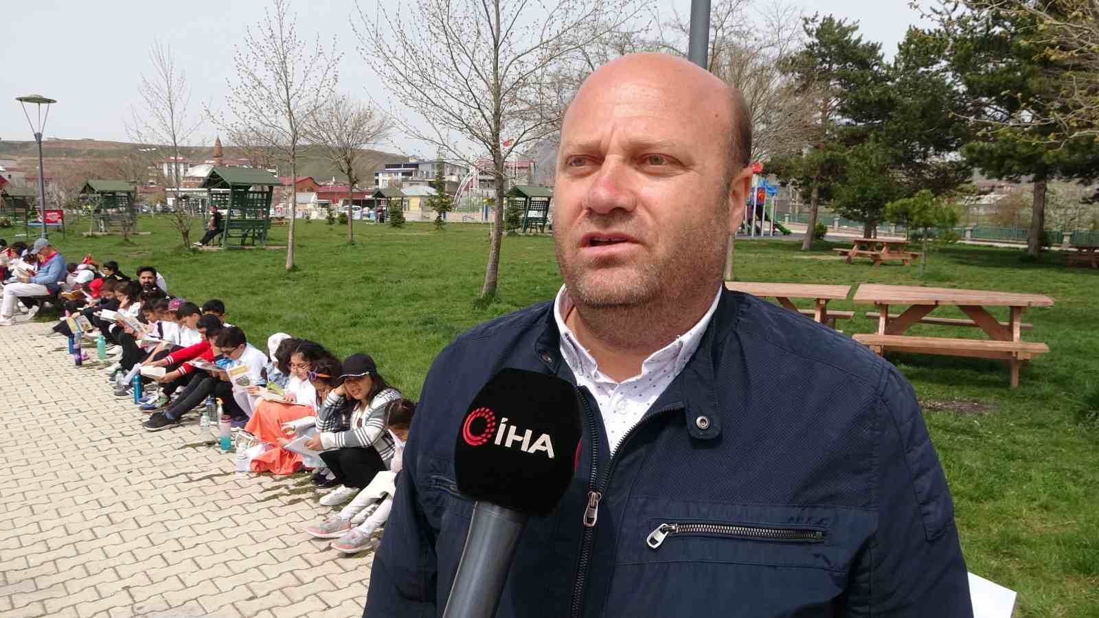400 öğrenci yürüyüş yapıp sahilde kitap okudu