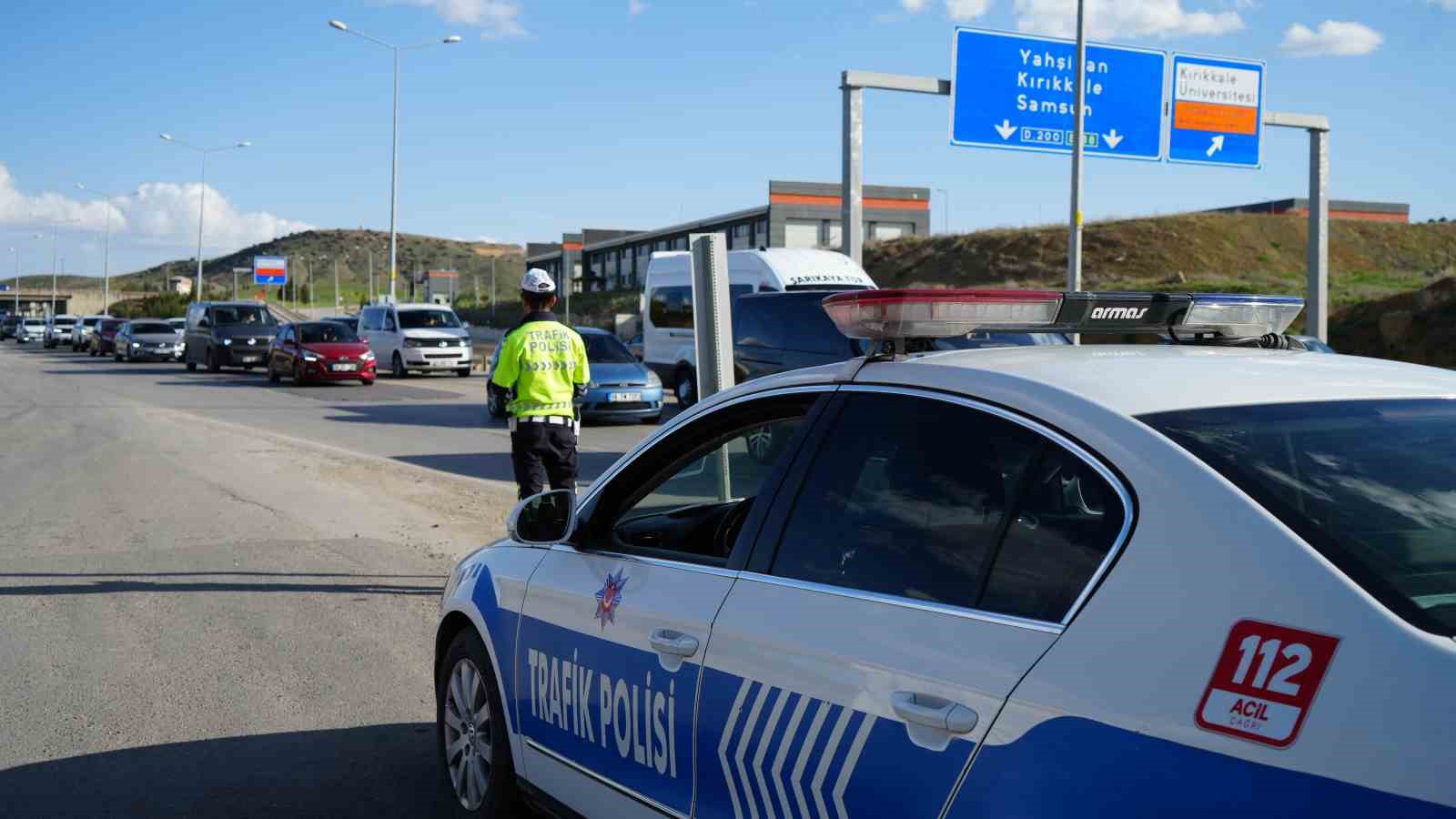 Tatilin son gününde 43 ilin geçiş güzergahındaki trafik yoğunluğu havadan görüntülendi