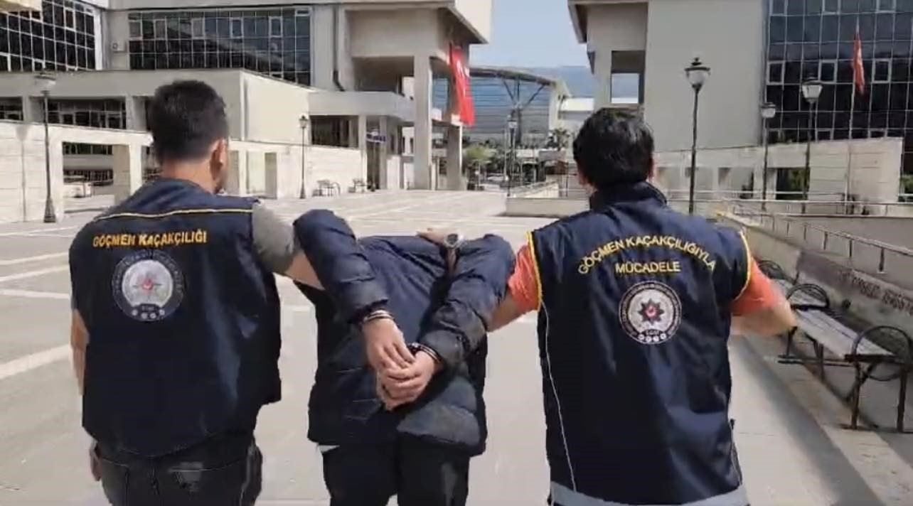 ’Dur’ ihtarına uymayarak kaçan otomobilden 5 kaçak göçmen çıktı