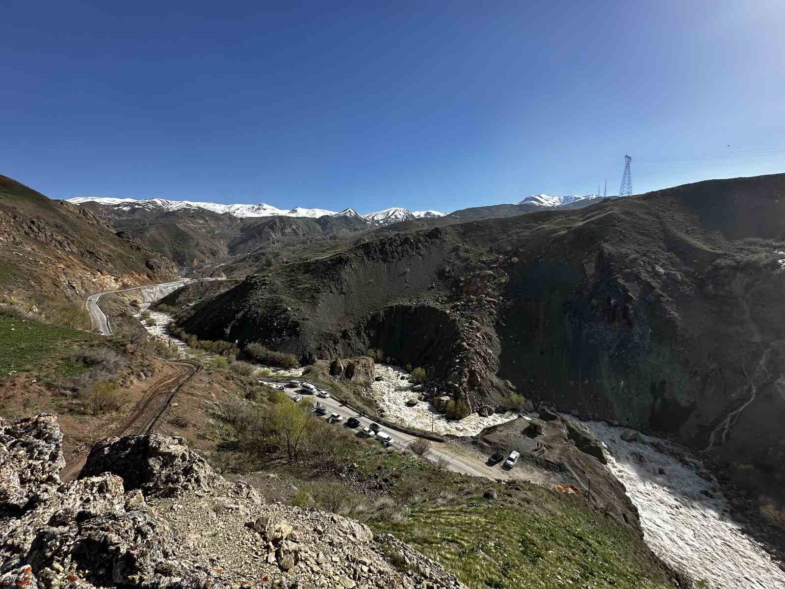 Yüksekova’da heyelan sonrası dağcılar devreye girdi