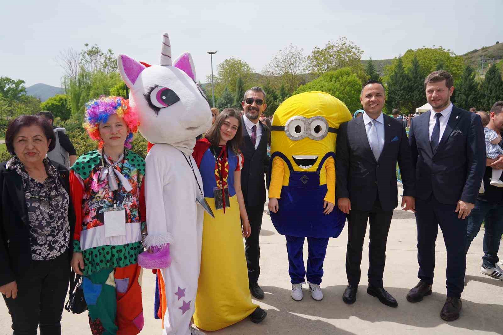 Binlerce çocuk 23 Nisan coşkusunu şenlikte yaşadı