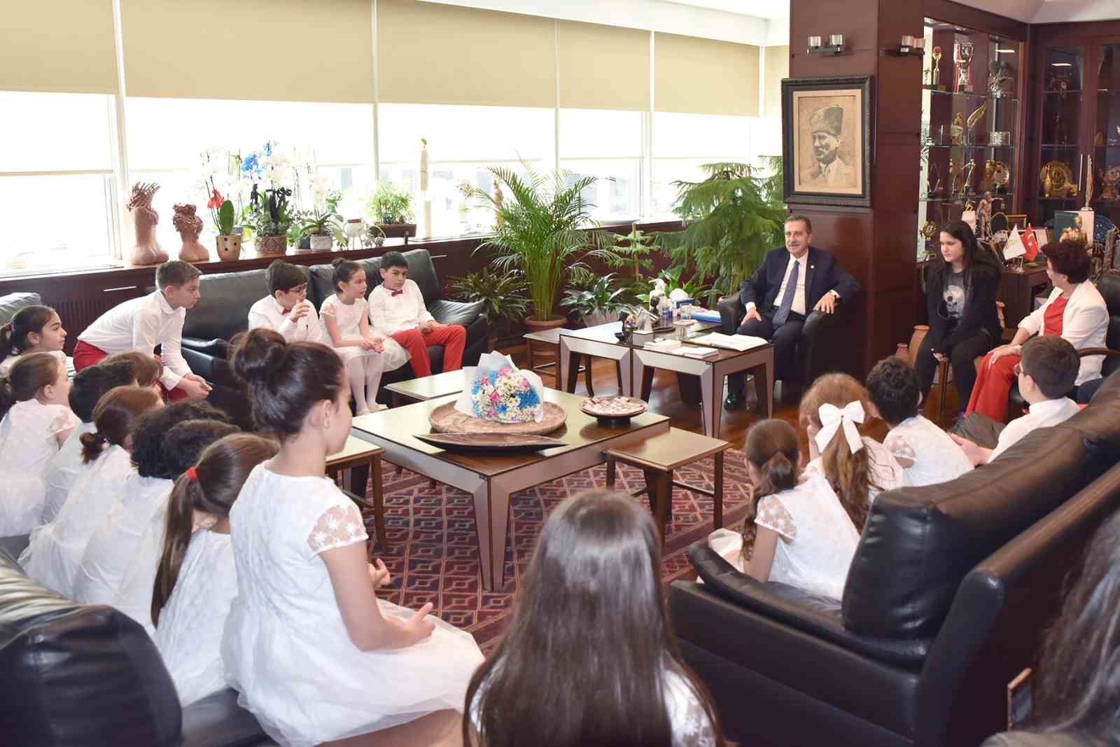 Başkan Ataç makamını çocukara emanet etti