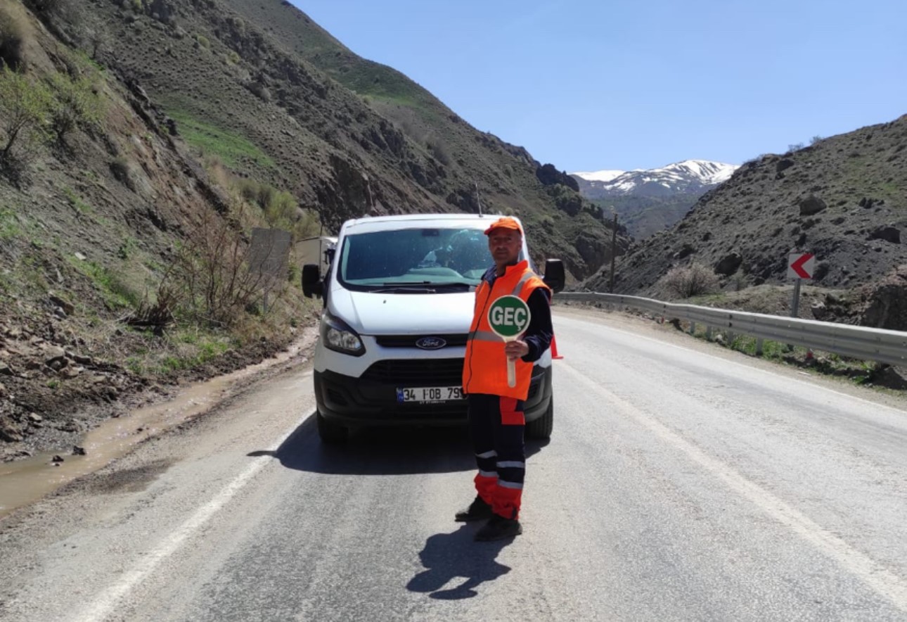 Yüksekova yoluna inen kaya parçaları temizleniyor
