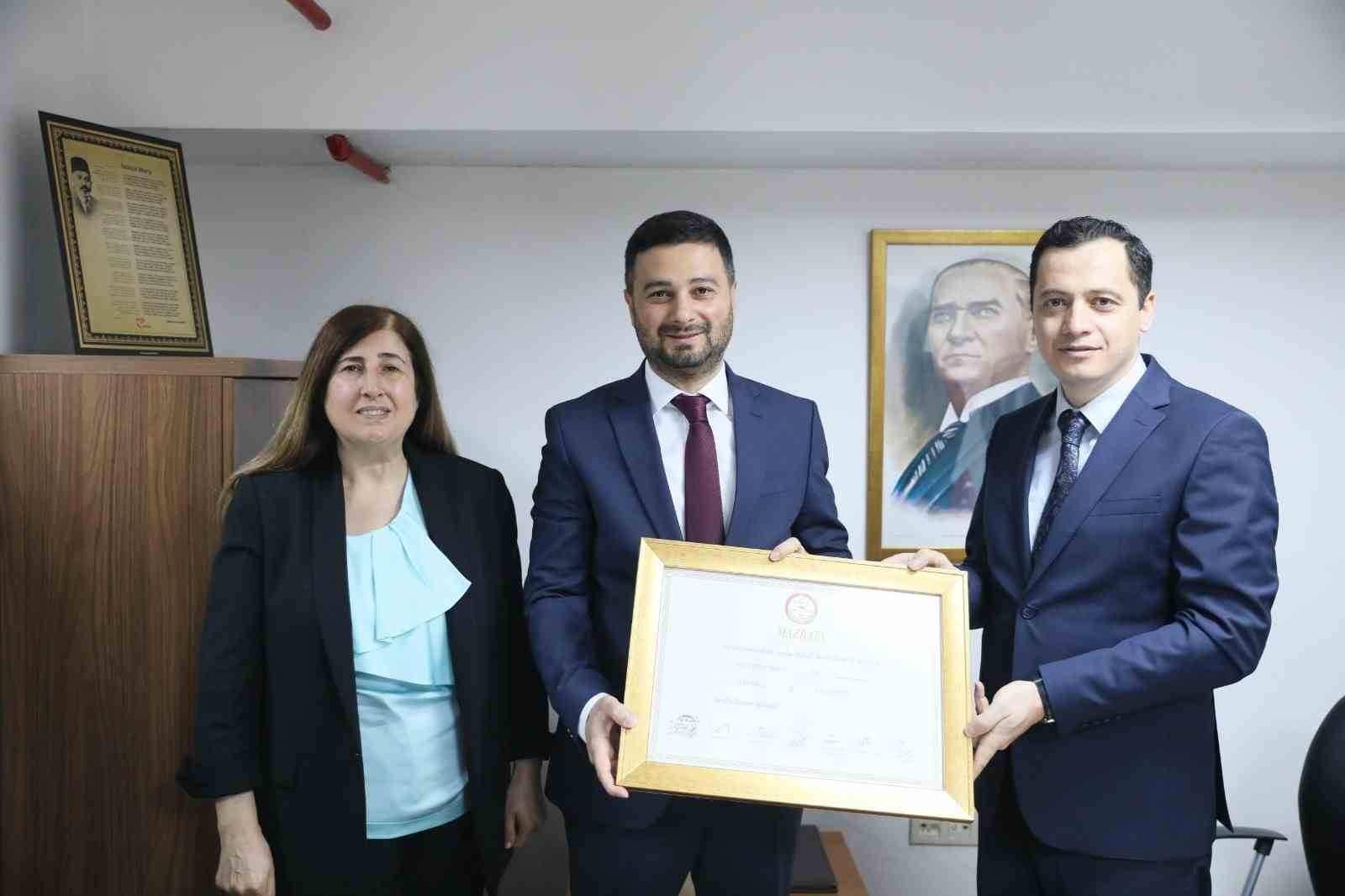 Kağıthane’de seçimlerden galibiyetle çıkan Öztekin yeni dönem için mazbatasını aldı