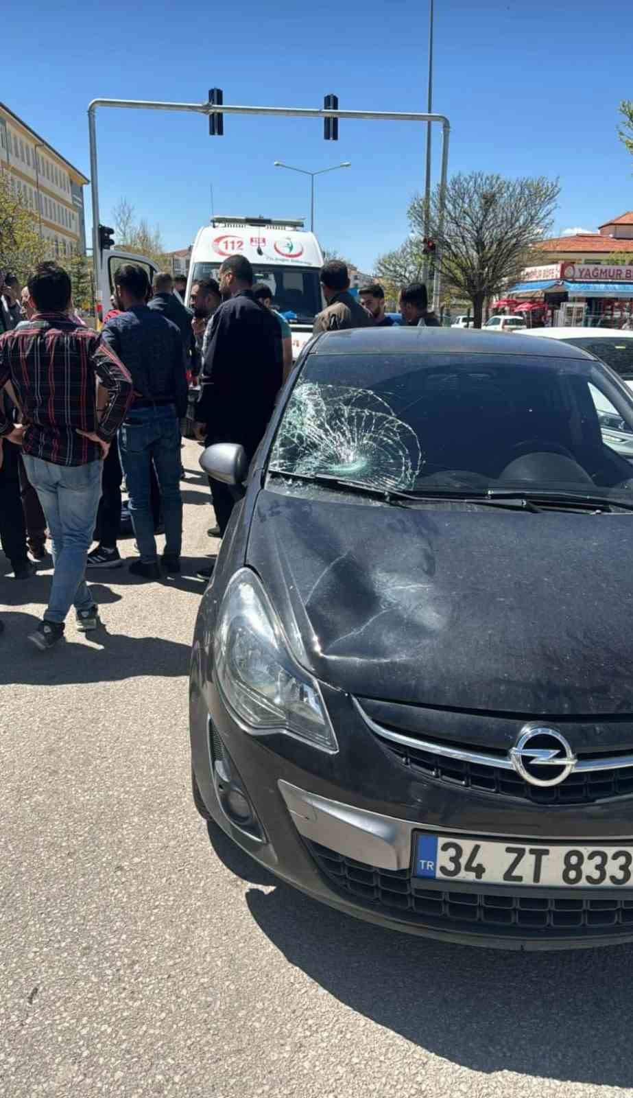 Otomobil yaya geçidinde çocuğa çarptı