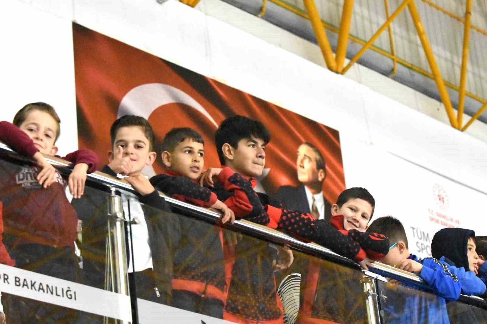 Short Track Türkiye şampiyonası, Erzurum’da başladı