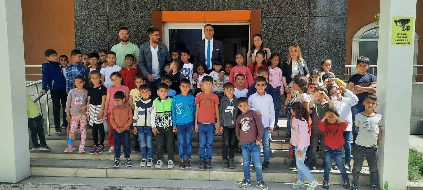 Köydeki öğrenciler ilk kez sinemada film izledi