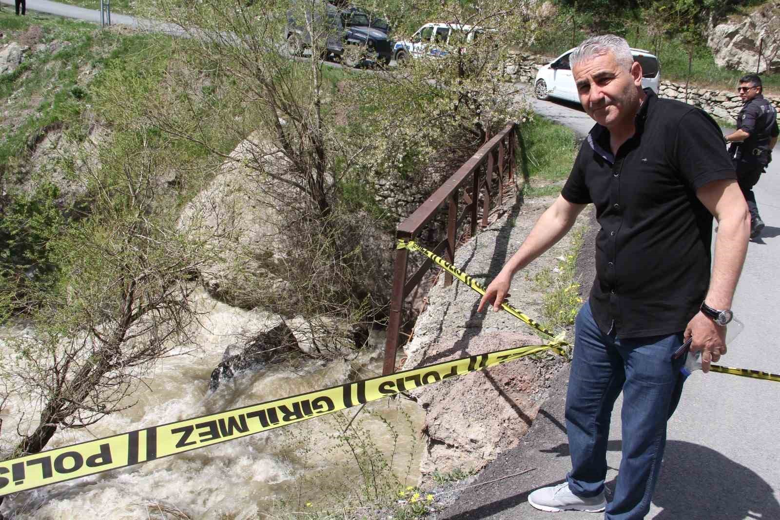 Köprüden geçmek isteyen yaşlı adam dereye düştü