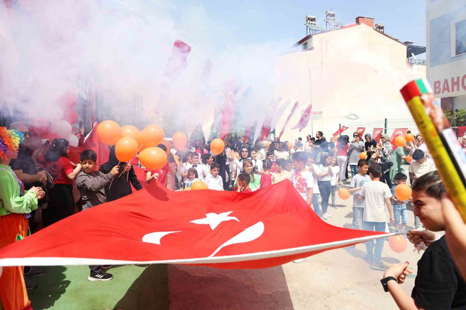 Kurulan 23 Nisan Sokağında çocuklar şiir okudu, halay çekti