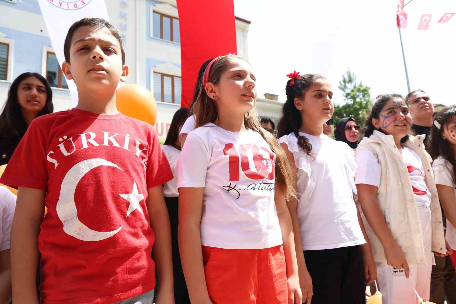 Kurulan 23 Nisan Sokağında çocuklar şiir okudu, halay çekti