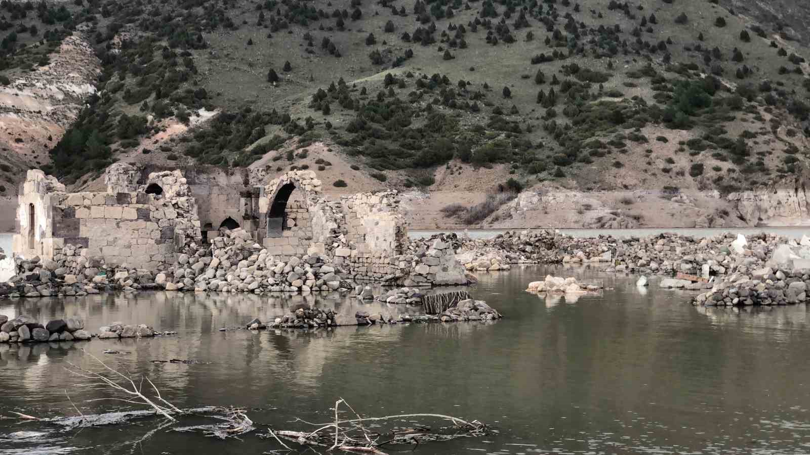 Kars’ta baraj kapakları kapandı, eski köy sular altında kaldı