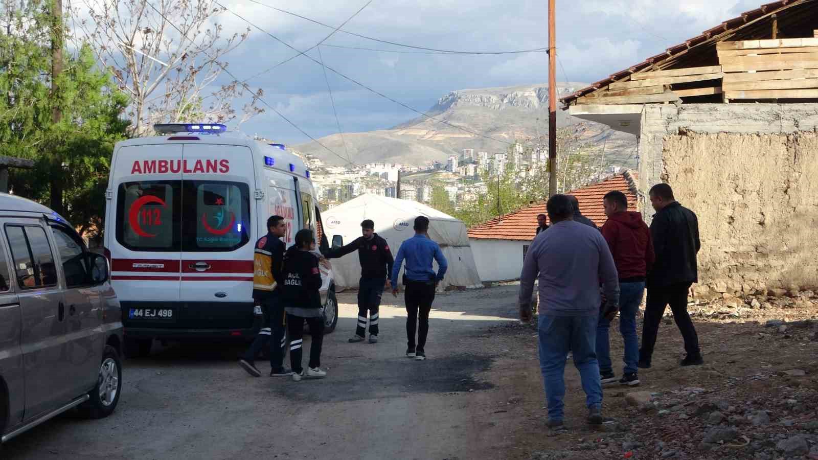 Boşanma aşamasındaki eski polis bıçakla kendini eve kapattı, ekipler alarma geçti