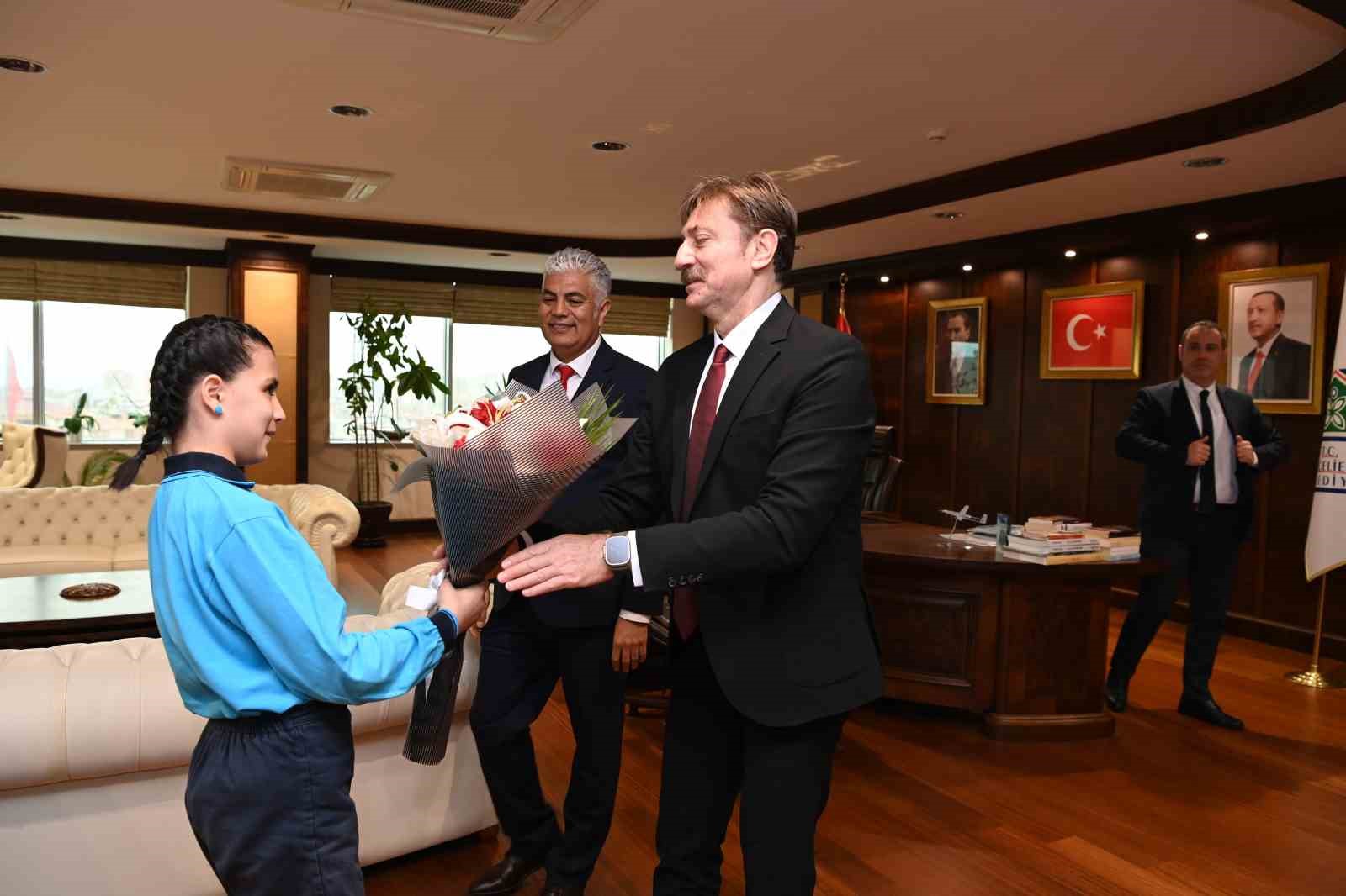 Bahçelievler Belediye Başkanı Bahadır koltuğunu 4. sınıf öğrencisine devretti