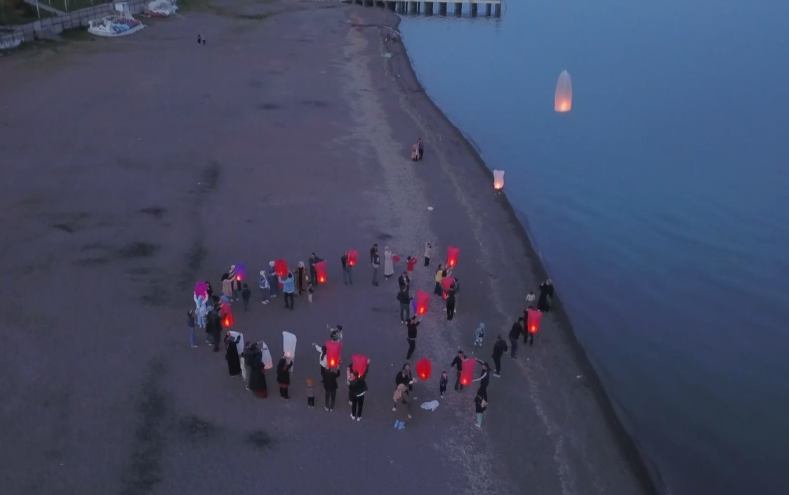 Gazzeli çocuklar dilek feneri uçurdular