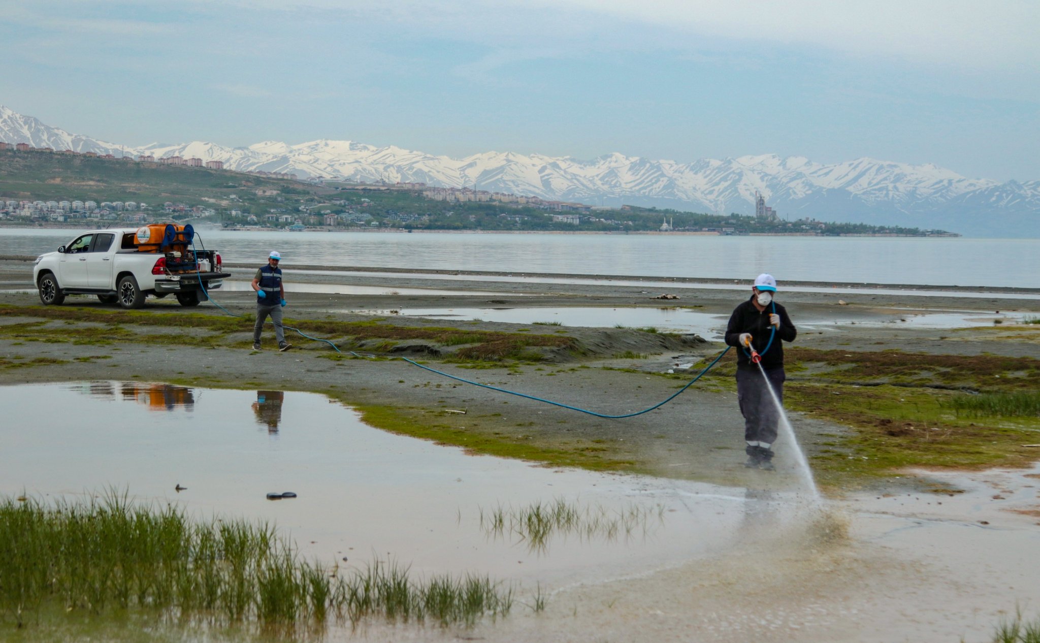 Van Büyükşehir Belediyesinden İlaçlama Çalışması