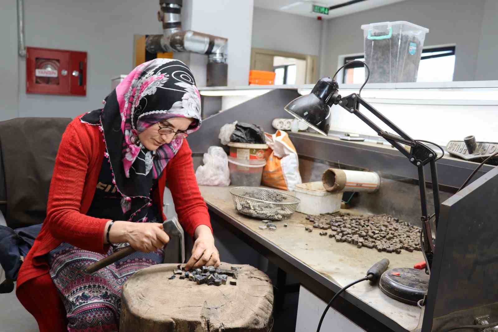 Kadınlar tarafından nakış nakış işleniyor