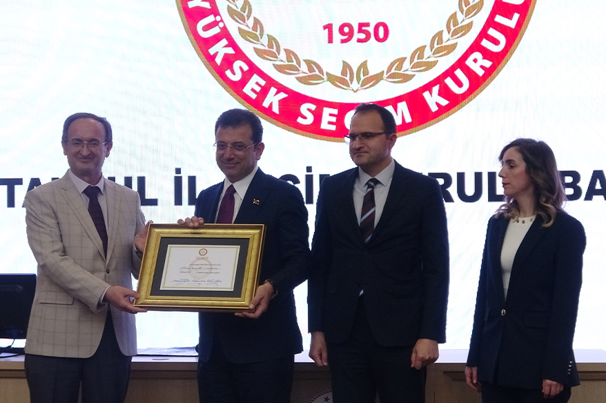 İstanbul Büyükşehir Belediye Başkanı Ekrem İmamoğlu mazbatasını aldı